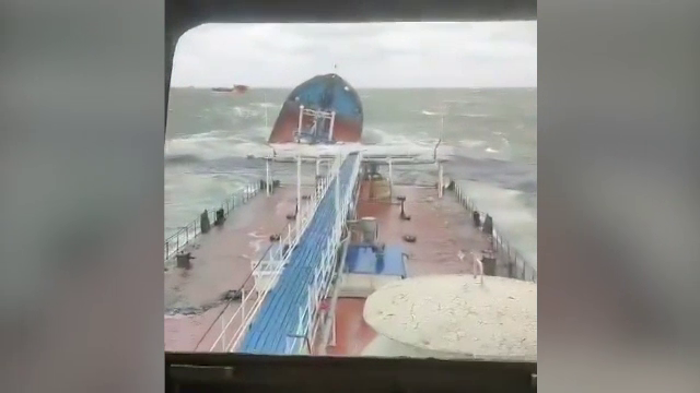 Un al treilea petrolier rusesc are probleme în Marea Neagră, litoral poluat cu mii de tone de țiței. Îngrijorări în România