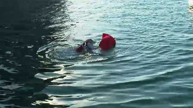 Reacțiile unor copii când Moș Crăciun a ieșit din mare, în Constanța. În ce era îmbrăcat