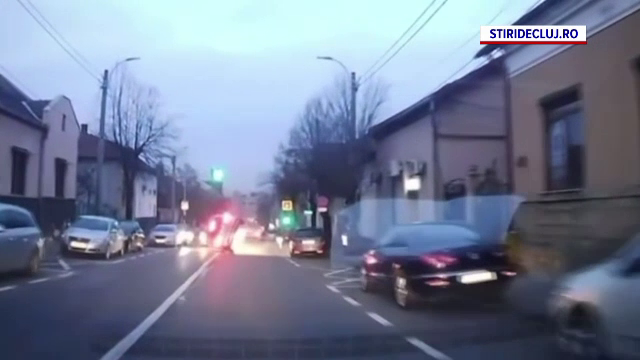 Momentul în care o șoferiță beată se răstoarnă cu mașina și lovește alte două mașini, în Cluj | VIDEO