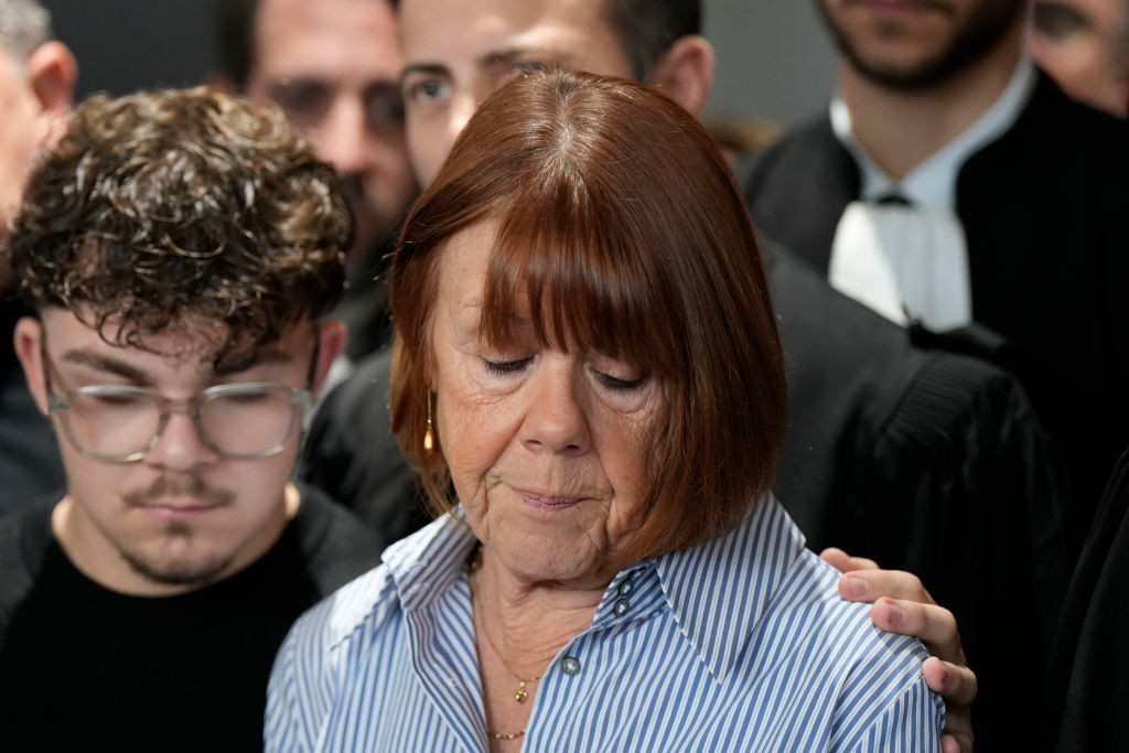 Francezul care a lăsat zeci de bărbați să-i violeze soția a primit pedeapsa maximă. Ce sentințe au primit ceilalți