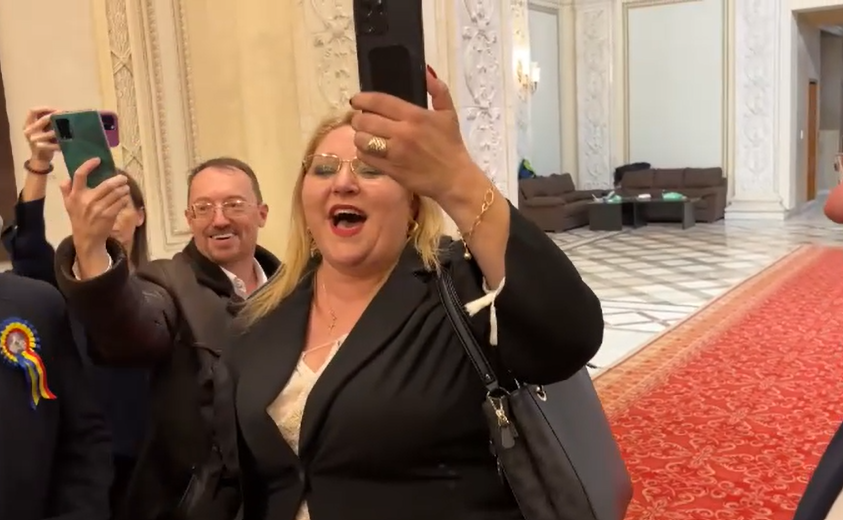 Senatorii şi deputaţii S.O.S. România au cântat colinde în Parlament. VIDEO