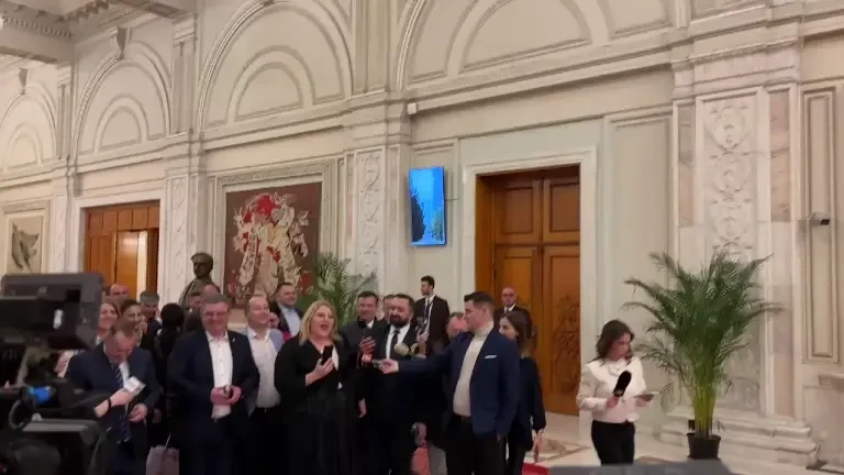 Senatorii şi deputaţii S.O.S. România au cântat colinde în Parlament