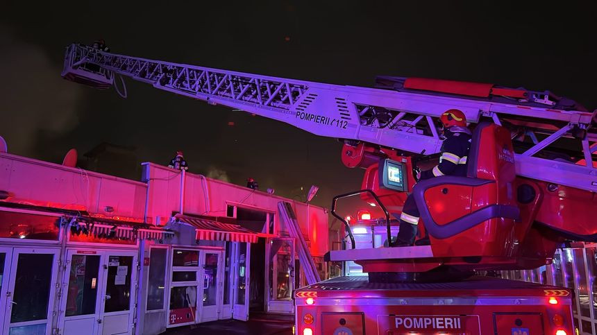 Piața Matache din București a fost cuprinsă de flăcări. Cauza incendiului nu este cunoscută