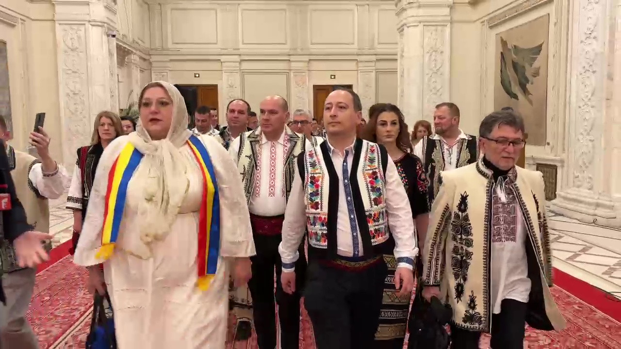 ”Klaus Iohannis, președinte ilegitim”. Șeful statului, numit ”trădător” și ”tiran” de deputații AUR la depunerea jurământului