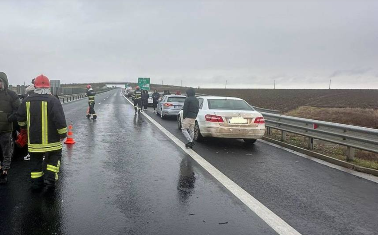 Carambol cu 7 mașini pe autostrada A1. Traficul rutier se desfăşoară îngreunat