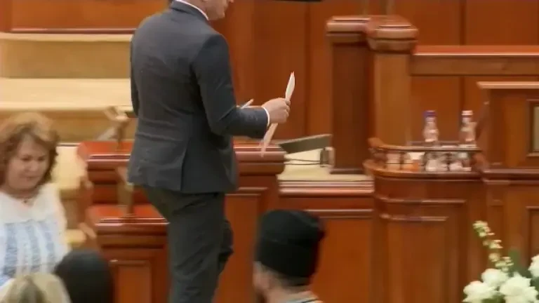 ”Klaus Iohannis, președinte ilegitim”. Șeful statului, numit ”trădător” și ”tiran” de deputații AUR la depunerea jurământului