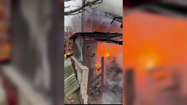 Incendiu într-o casă din Cluj. Focul a pornit de la afumătoarea din curte și s-a extins amețitor