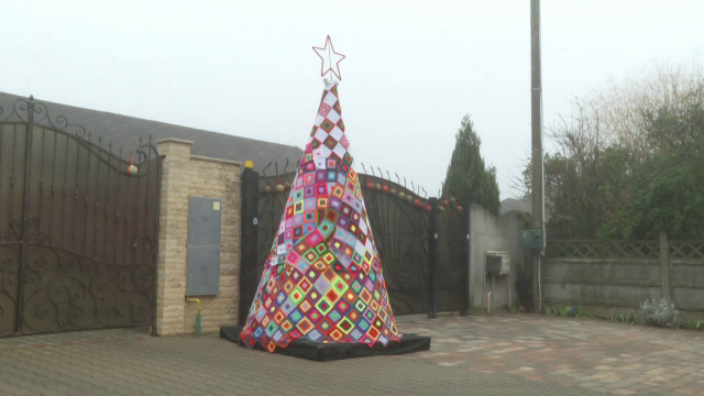 O femeie din Arad a croșetat timp de un an un brad de Crăciun. „Ne-am gândit să facem o surpriză vecinilor”