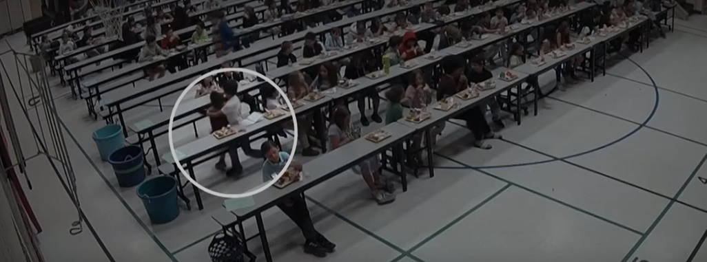 Momentul în care un băiețel de opt ani și-a salvat colegul de clasă, după ce se înecase cu mâncare. „Eram îngrozit”. VIDEO