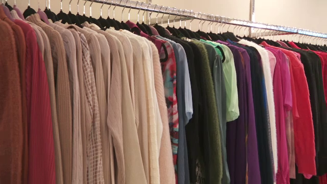 Românii aruncă tone de haine, dar reciclăm de șase ori mai puțin decât vest-europenii. Unde ajung hainele vechi