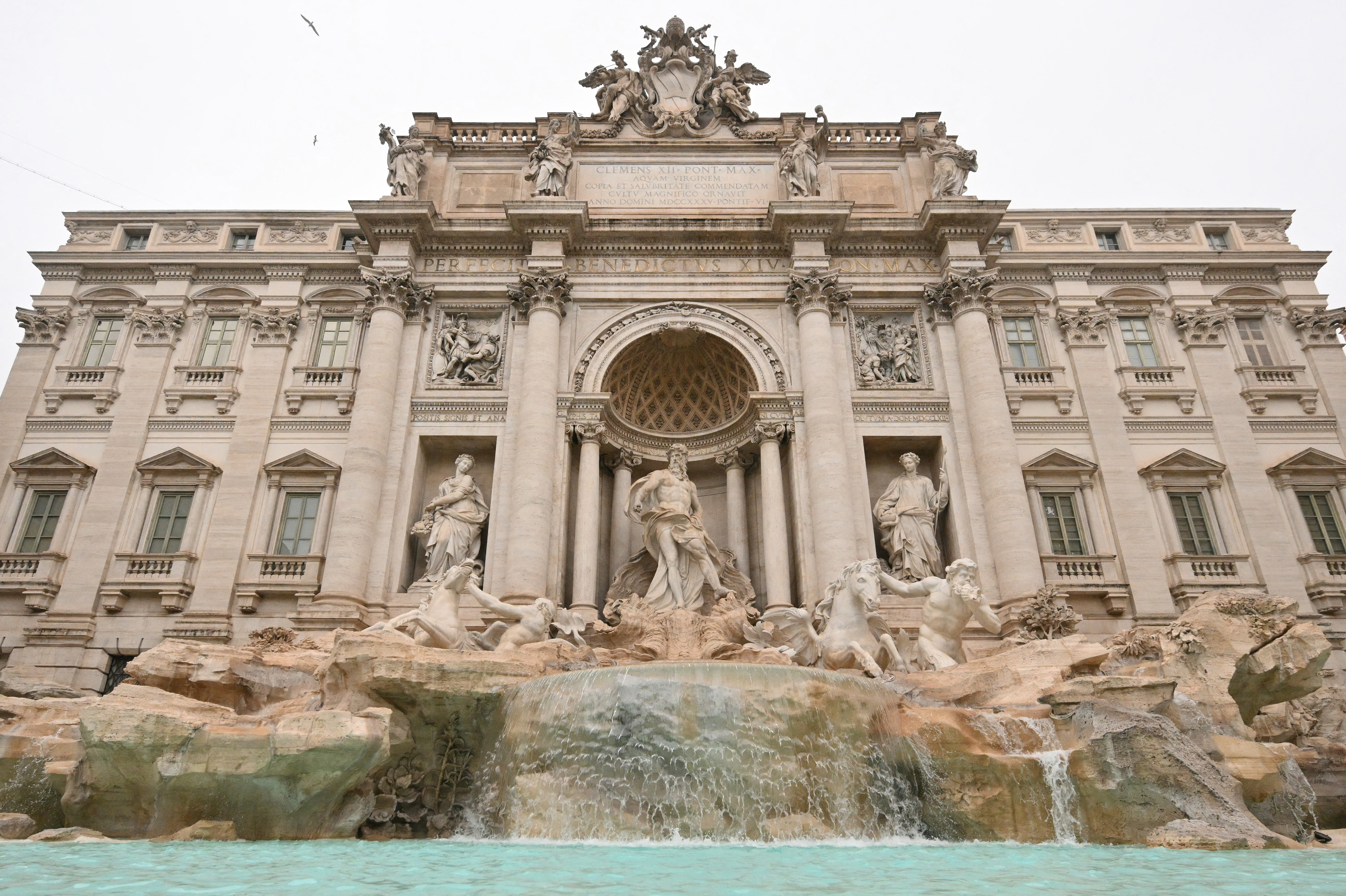 FOTO. Cum arată Fontana di Trevi după renovare. A fost redeschisă, dar numărul vizitatorilor este limitat
