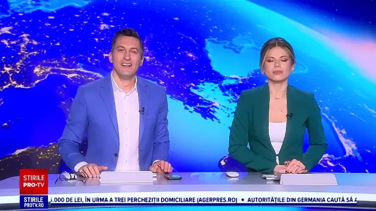 O femeie din Arad a croșetat timp de un an un brad de Crăciun. „Ne-am gândit să facem o surpriză vecinilor”