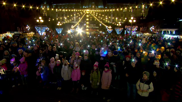 Sute de oameni s-au strâns să cânte colinde, la chemarea preotului Damaschin, în centrul Iașiului. „Emoționant”