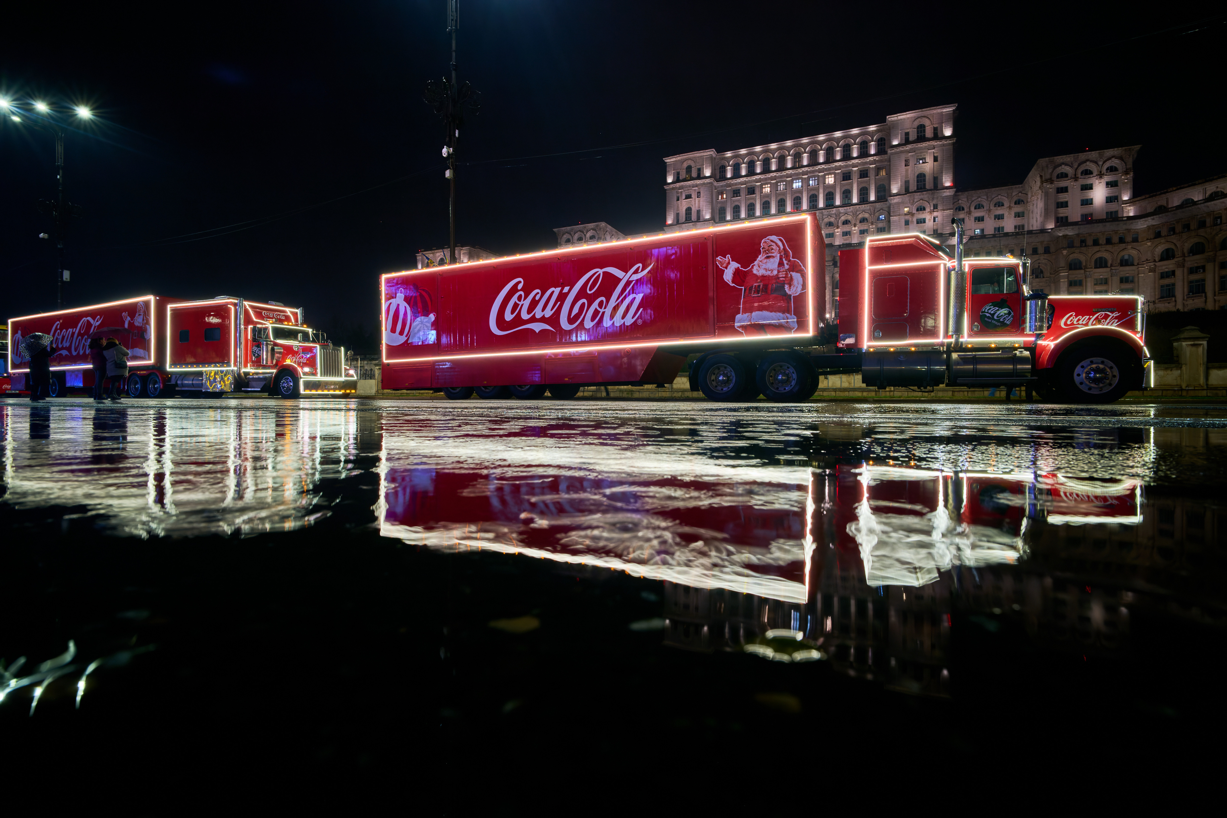 (P) Caravana Coca-Cola de Crăciun răspândește magie și bucurie în toată țara, chiar și unde camioanele roșii nu pot ajunge