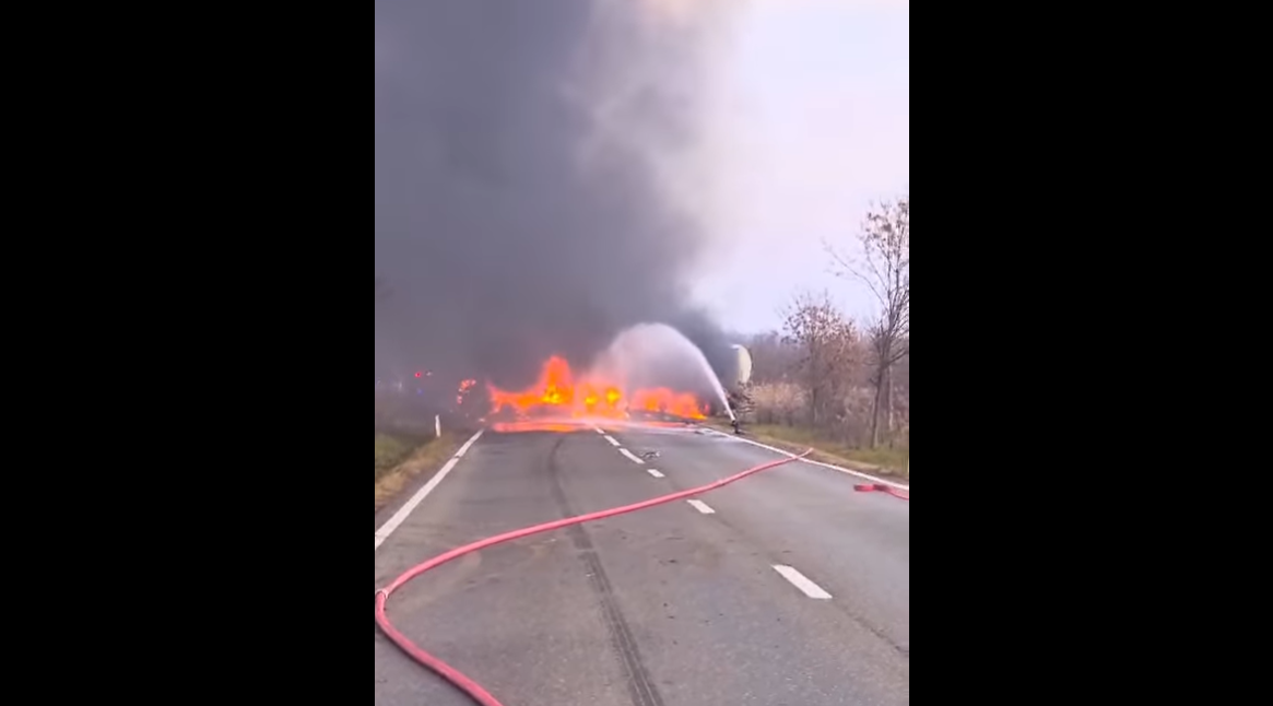 O cisternă cu GPL a luat foc după ce a fost implicată într-un accident cu o altă cisternă și un autoturism, în Dâmbovița