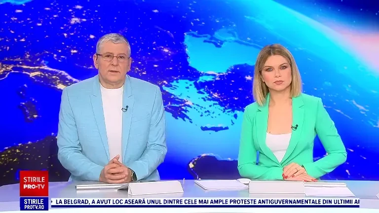 Sute de oameni s-au strâns să cânte colinde, la chemarea preotului Damaschin, în centrul Iașiului