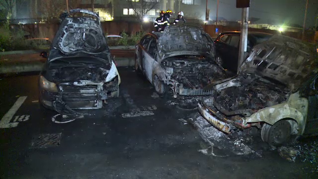 Patru mașini au luat foc într-o parcare de la marginea Capitalei. Trei dintre vehicule aveau același proprietar