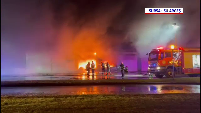 Incendiu devastator la un service auto din Pitești. Salvatorii au intervenit cu cinci autospeciale de stingere