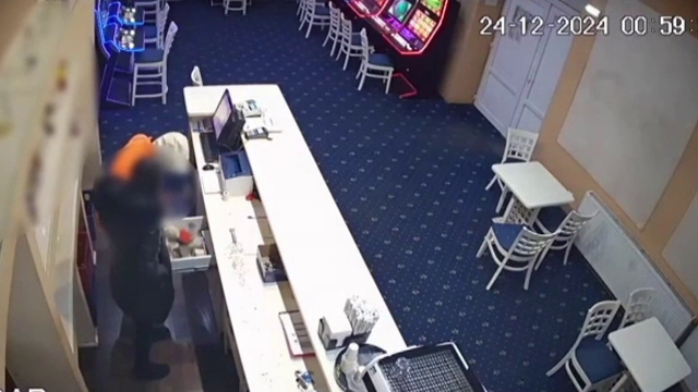 VIDEO. Momentul în care hoțul de la sala de jocuri din Cluj o amenință pe casieră și fuge cu 7000 de lei