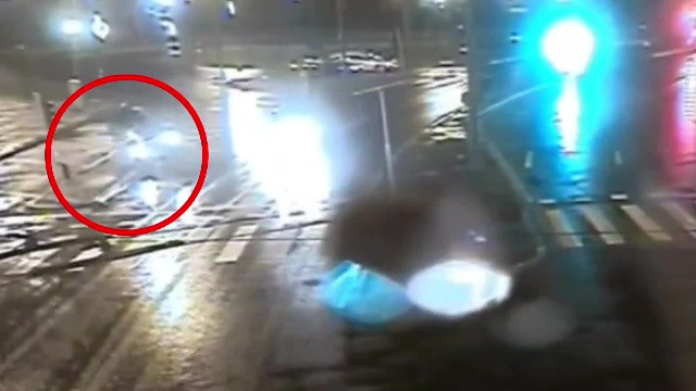 Un șofer de 22 de ani s-a izbit cu mașina de un semafor la Timișoara. Imaginile surprinse de o cameră de supraveghere