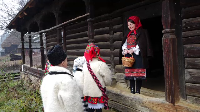 Mii de turiști petrec Crăciunul în Maramureș, iar mulți dintre ei au petrecut Ajunul pe pârtie. Patru nopți costă 2.000 lei