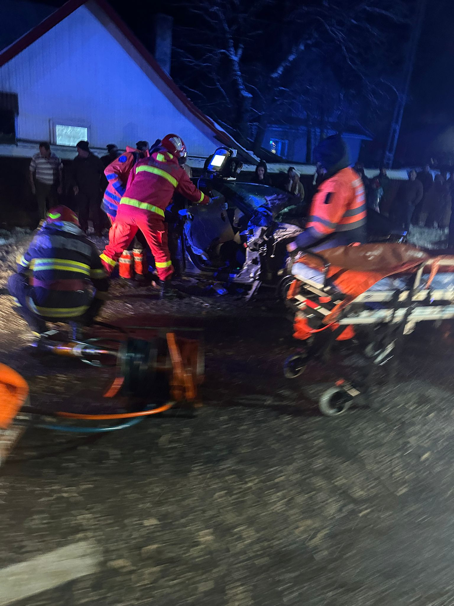 Accident violent în Neamț. Un microbuz și un autoturism s-au ciocnit frontal. Sunt mai multe victime