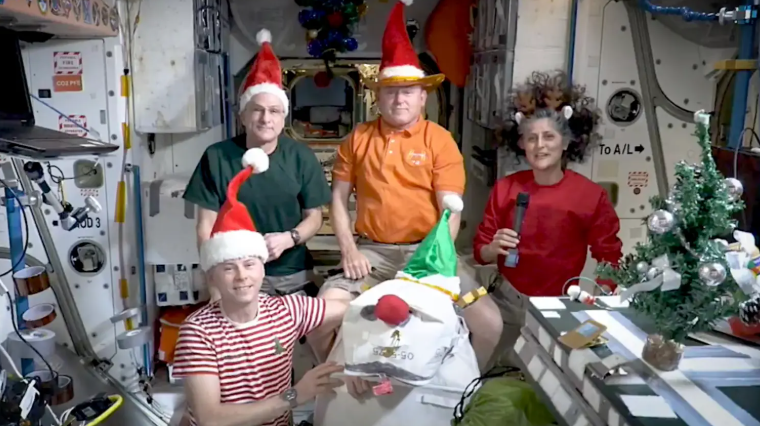 Cum a ajuns o fotografie festivă cu astronauții blocați pe Stația Spațială Internațională să aprindă teorii ale conspirației