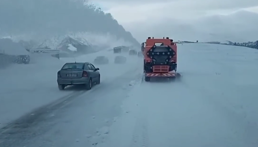 Ninsori abundente. CNAIR anunţă intervenţii pentru îndepărtarea zăpezii pe mai multe drumuri din ţară