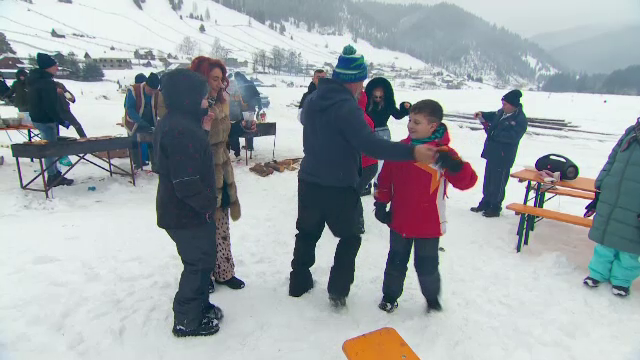 Sărbători de neuitat în Bucovina. Distracție la munte, colinde și bucate tradiționale