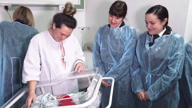 Crăciunul a venit cu cel mai frumos dar pentru mai multe familii. Ce spune tradiția despre bebelușii născuți pe 25 decembrie