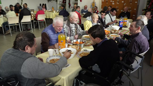 Moș Crăciun nu i-a uitat pe cei fără adăpost, găzduiți într-un centru social din Timișoara. „Te simți ca în familie”