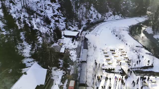 Mocănița a plimbat o mulțime de turiști în Maramureș în a doua zi de Crăciun. Cât costă o călătorie cu o masă inclusă