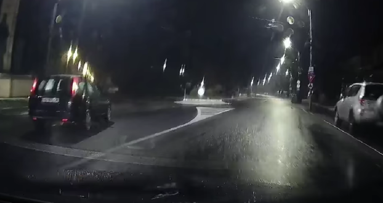 Un șofer a fost filmat când intră pe contrasens într-un giratoriu din Cluj. „Spiritul Crăciunului te ghidează pe căi greșite”