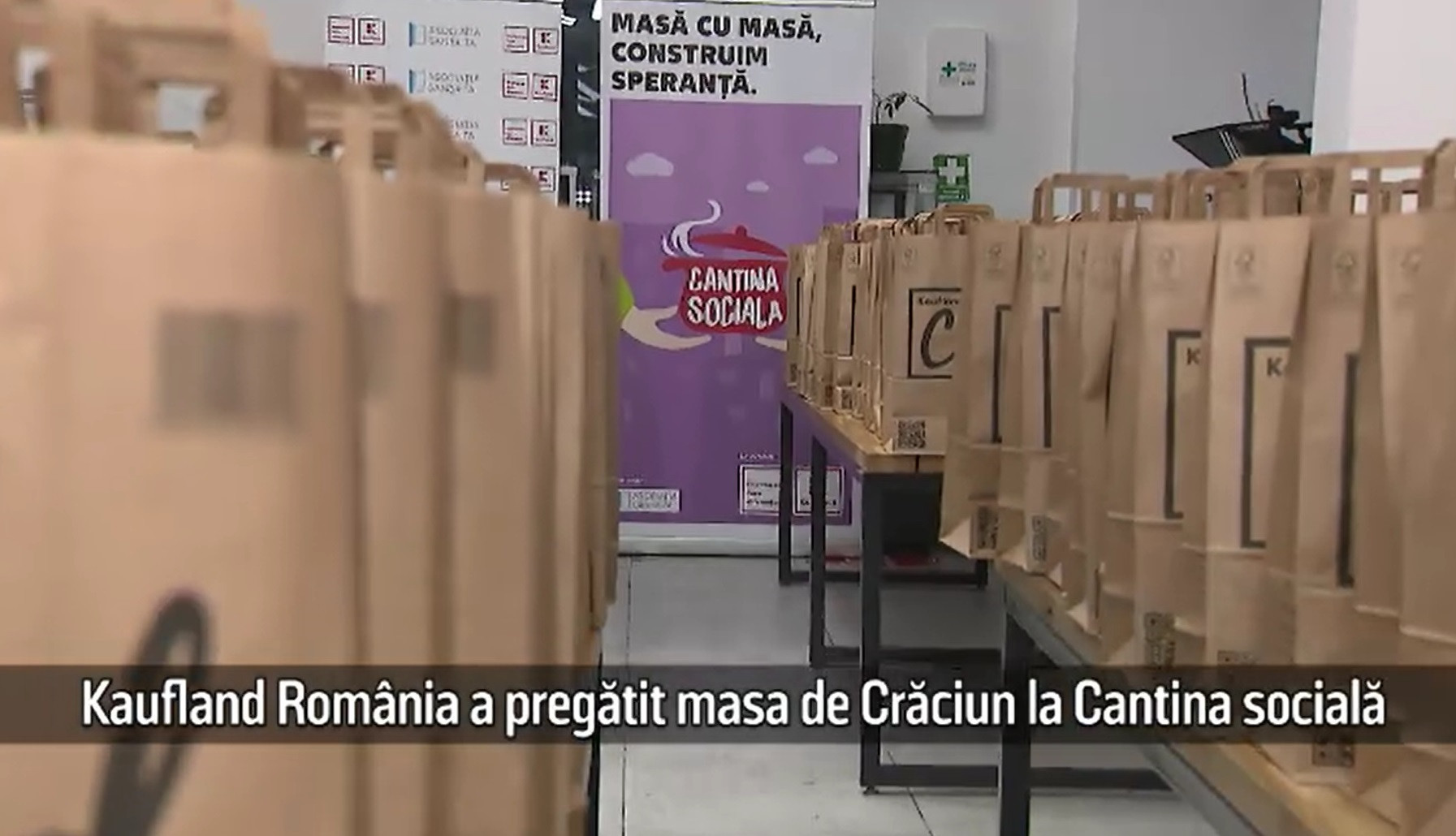 (P) Kaufland România a pregătit masa de Crăciun la Cantina socială