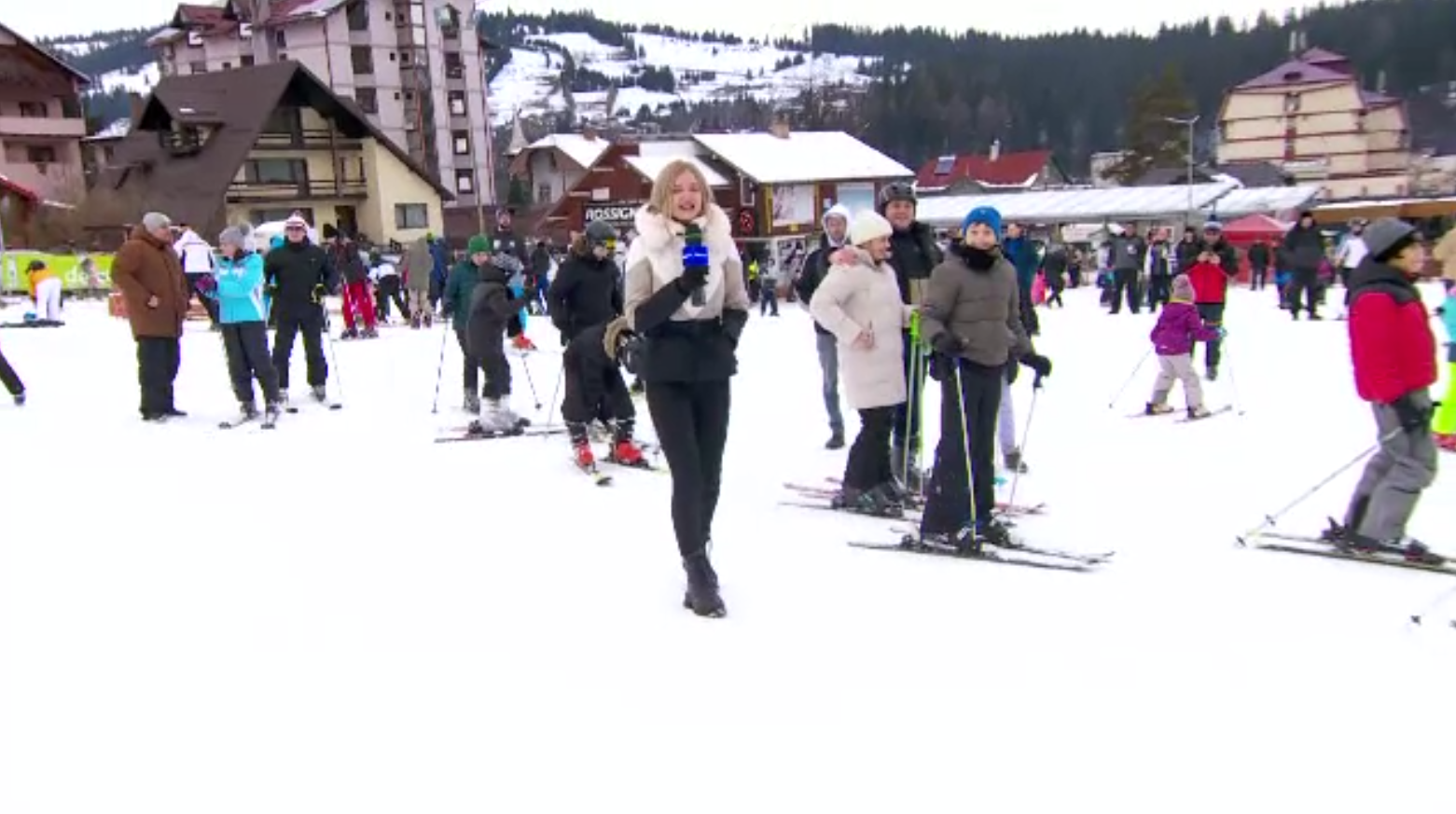 Vacanță în Bucovina. Pârtia parc din Vatră Dornei a fost plină. Cât costă o zi ski cu echipament complet