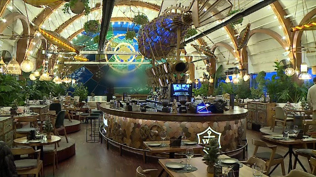 Bucureștenii care nu au planuri de Revelion pot alege între o noapte la muzeu sau la restaurant. De la cât încep ofertele