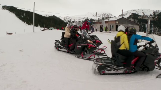 Plimbările cu snowmobilul, atracția sărbătorilor în Maramureș. Cât plătesc turiștii pentru un traseu de trei ore