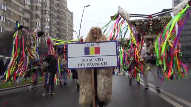 Colindători din Vrancea și Botoșani au adus tradițiile în inima Bacăului. „Alungăm spiritele rele”