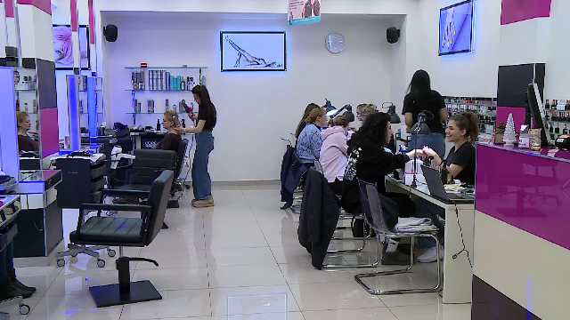 Saloanele de înfrumusețare, asaltate de cliente care vor să strălucească la petrecerea de Anul Nou. Care sunt tendințele