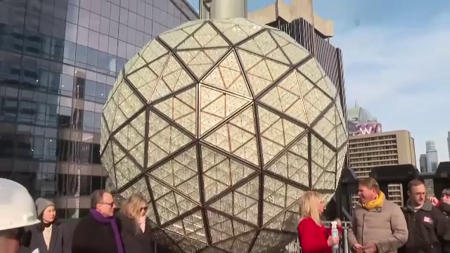 Un glob uriaș din Times Square va ilumina noaptea dintre ani. Cântărește 6 tone și are peste 30.000 de LED-uri