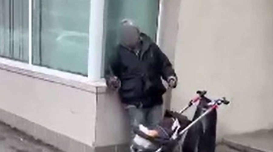 Teroare pe o stradă din Râmnicu Vâlcea. Un bătrân înarmat cu un cuțit și o șurubelniță i-a ameninţat pe trecători