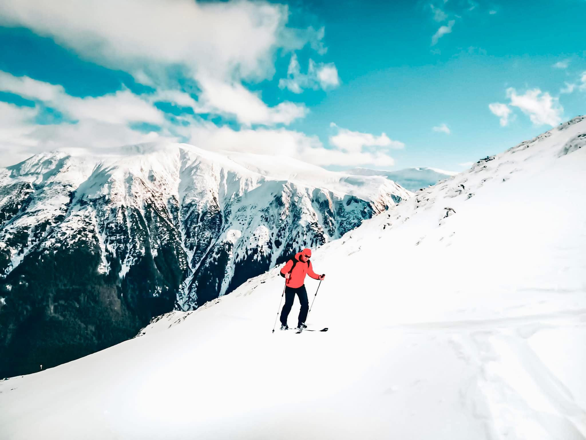 Sfaturile salvamontiștilor pentru cei care merg pe munte în perioade cu risc de avalanşă. Care este echipamentul obligatoriu