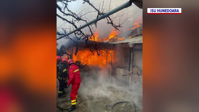 Incendiu puternic în Hunedoara. Două anexe au fost distruse de flăcări