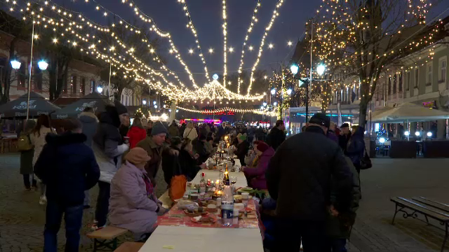 Cină comunitară în aer liber, în Bistrița. 500 de oameni s-au adunat la o seară de socializare