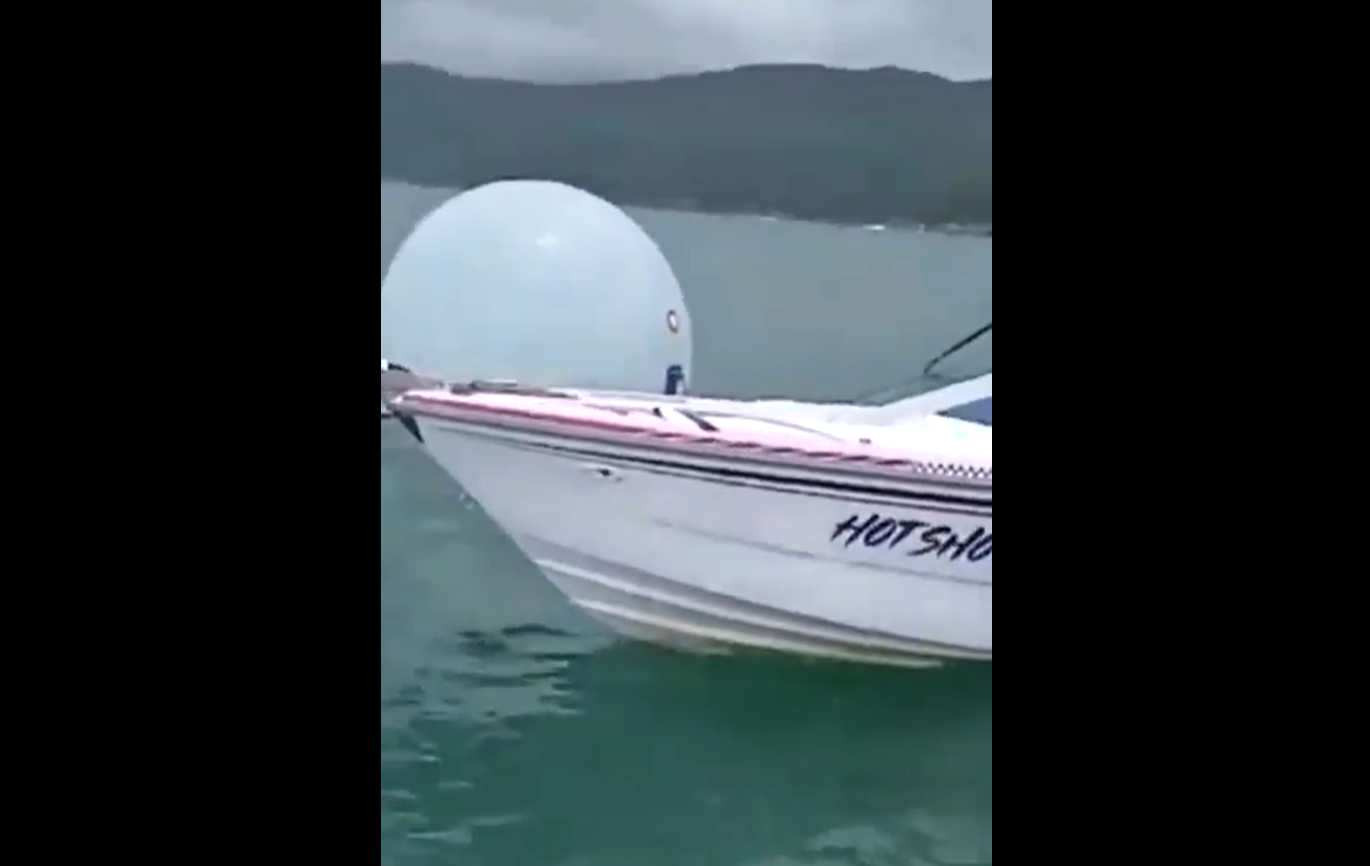 Un copil a fost descoperit în largul mării, într-o sferă transparentă. Cum a ajuns acolo | VIDEO