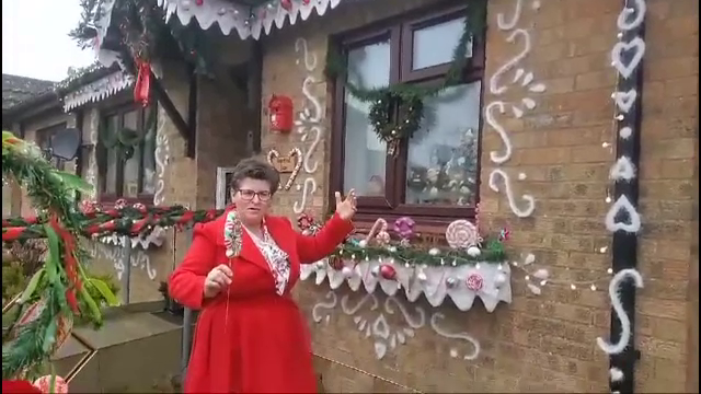 O româncă are una dintre cele mai frumos decorate locuințe din Anglia. Cum arată „casa de turtă dulce"