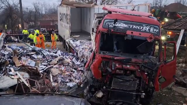 Tragedie evitată în ultima secundă, după ce un TIR încărcat cu marfă a intrat într-o curte și s-a oprit lângă o bătrână