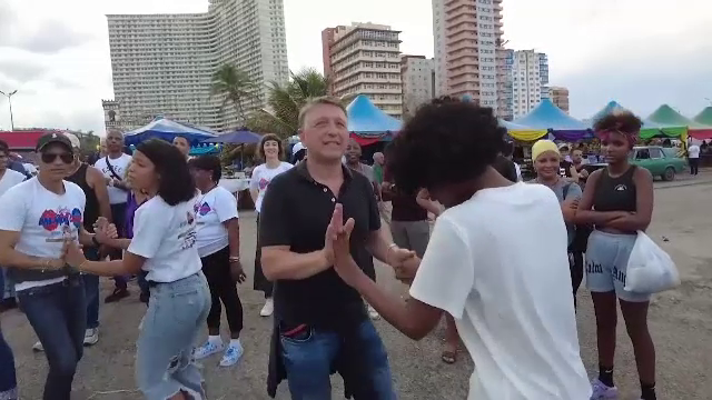 Țara în care oamenii se pregătesc în pași de dans de noul an. Explicația inedită a localnicilor