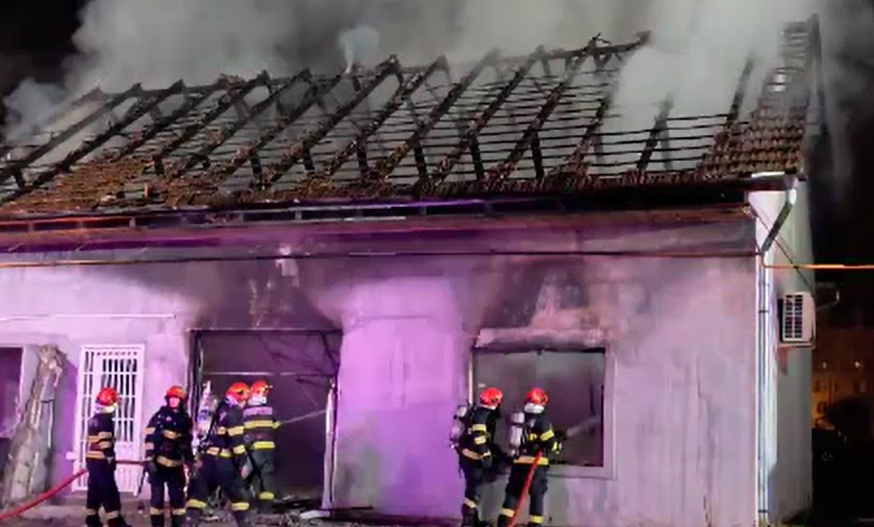 Incendiu violent în Timișoara. Fumul dens, observat de la câțiva kilometri distanță