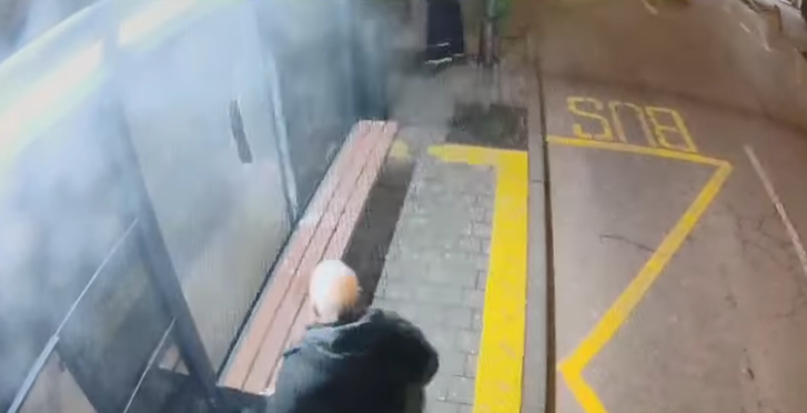 Un individ care a vandalizat un refugiu pentru transportul public, făcut „vedetă” de primarul din Pitești I VIDEO